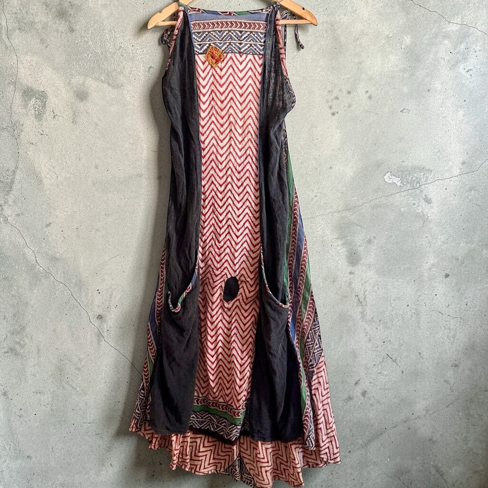 Sleeveless Midi Dress with Red Chevron Print and Black Panels